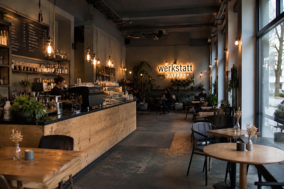 Gemütliches Café mit Theke und Sitzplätzen
