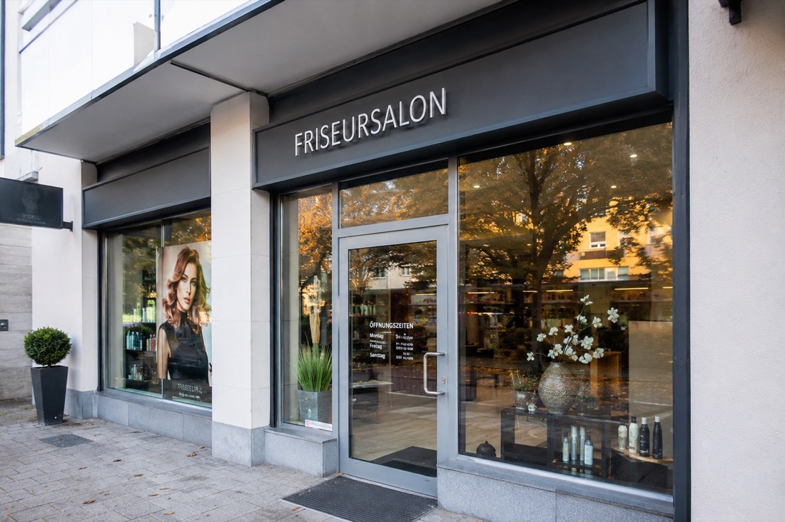 Friseursalon von außen mit großer Schaufensterfront
